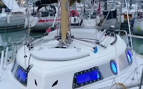 Bateau à quai